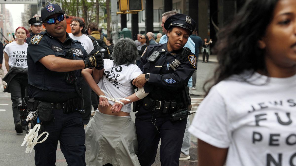 V New Yorku zadrželi desítky protestujících proti prodeji zbraní Izraeli